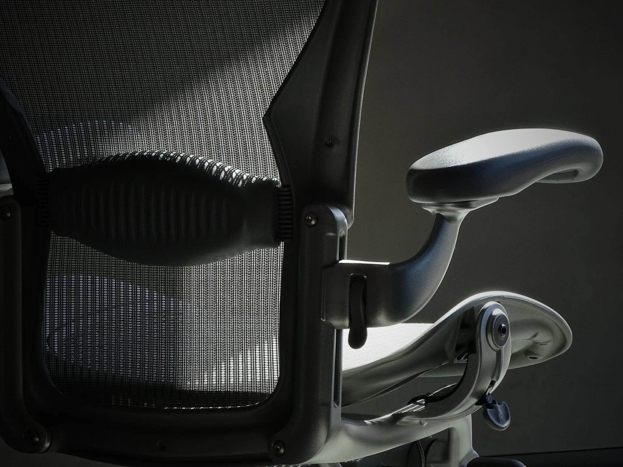 Odnowione krzesło Herman Miller Aeron Classic (tytanowe)
