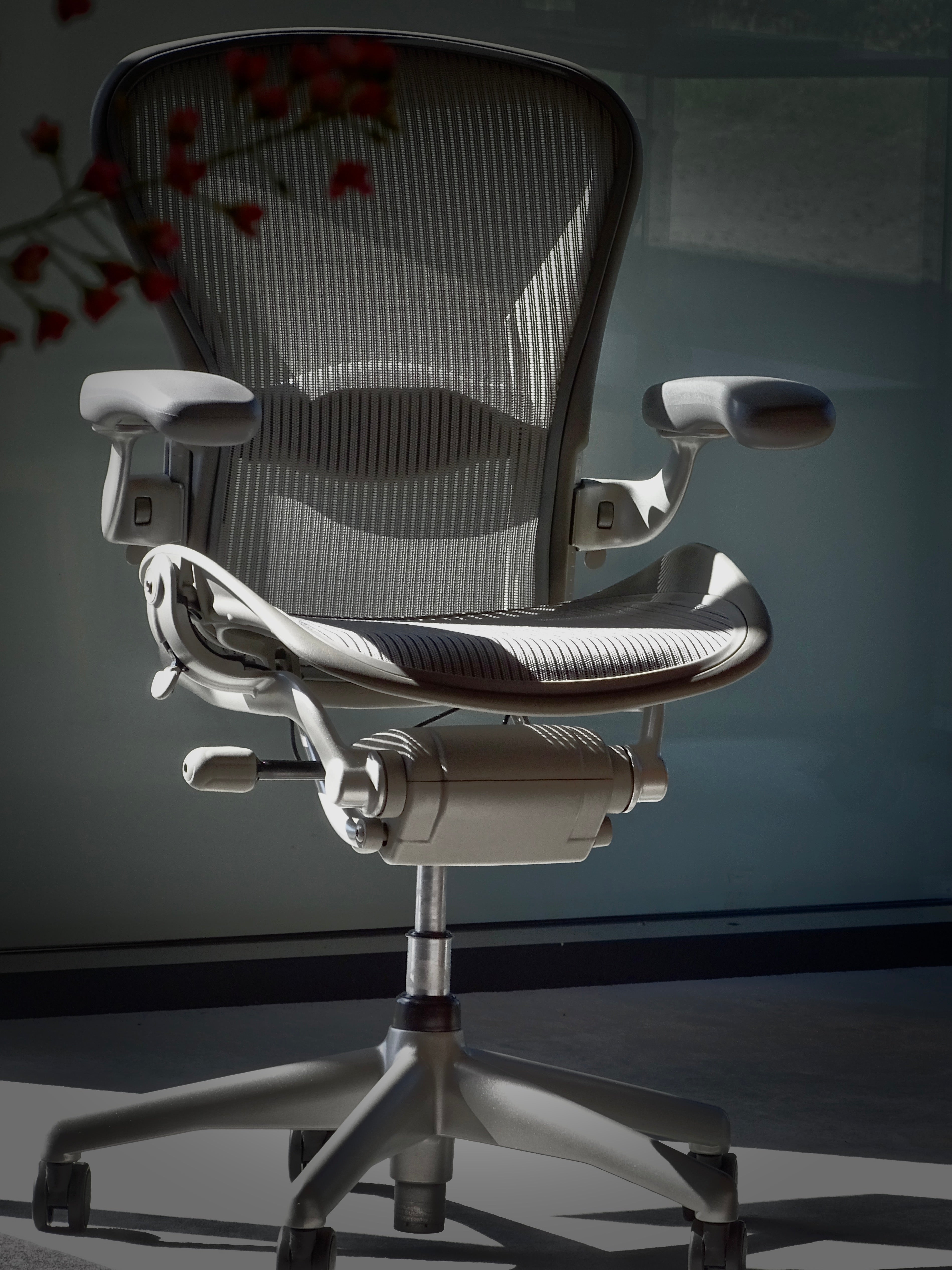 Odnowione krzesło Herman Miller Aeron Classic (tytanowe)