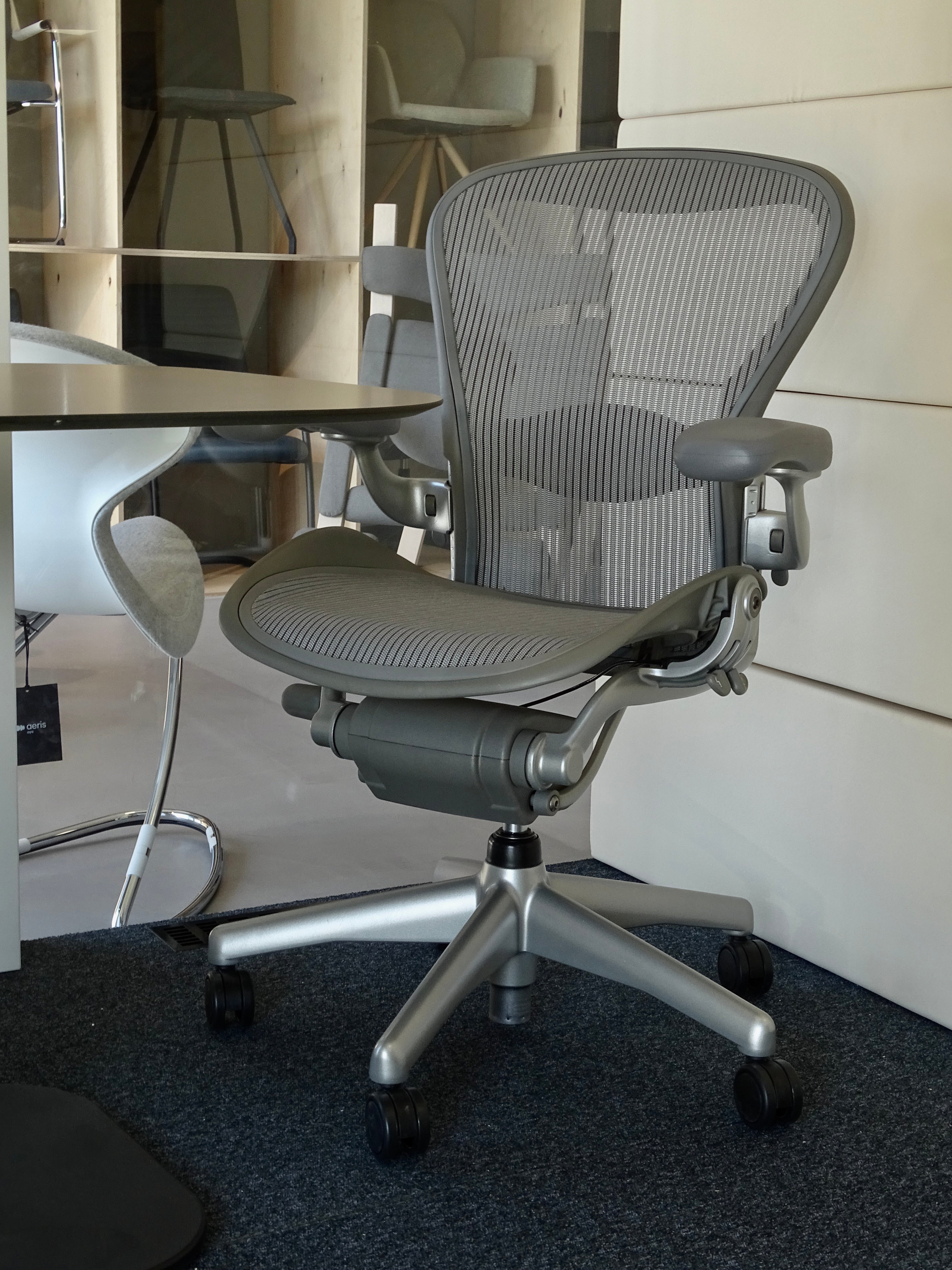 Odnowione krzesło Herman Miller Aeron Classic (tytanowe)