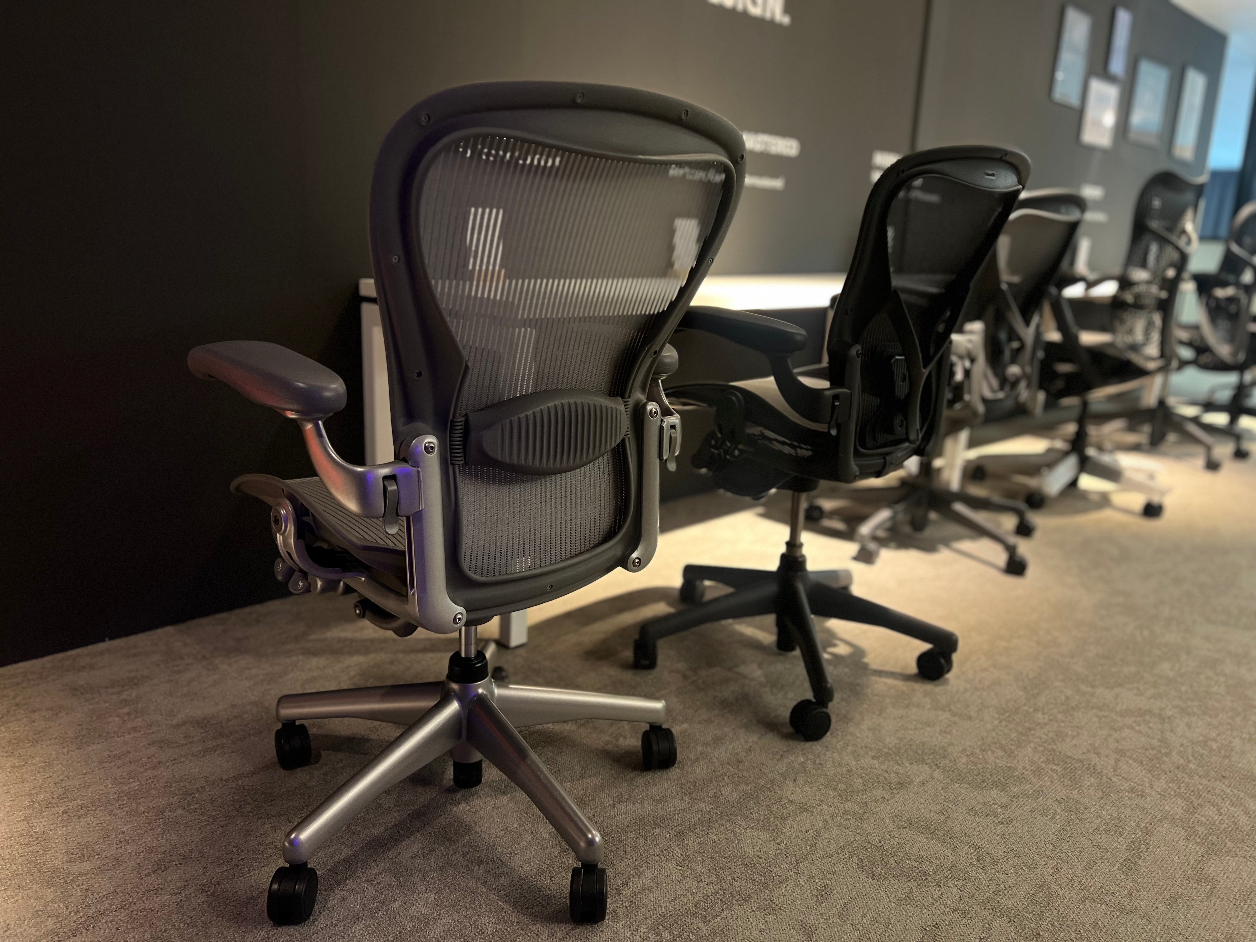 Odnowione krzesło Herman Miller Aeron Classic (tytanowe)
