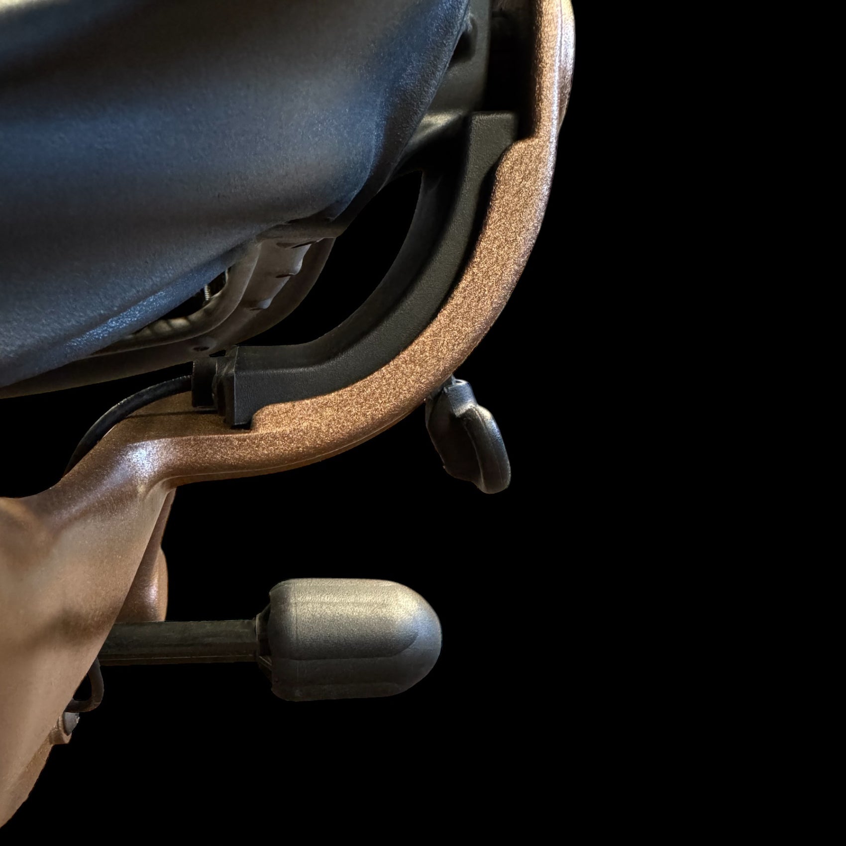 Odnowione krzesło Herman Miller Aeron Classic (Custom Oro Elios)