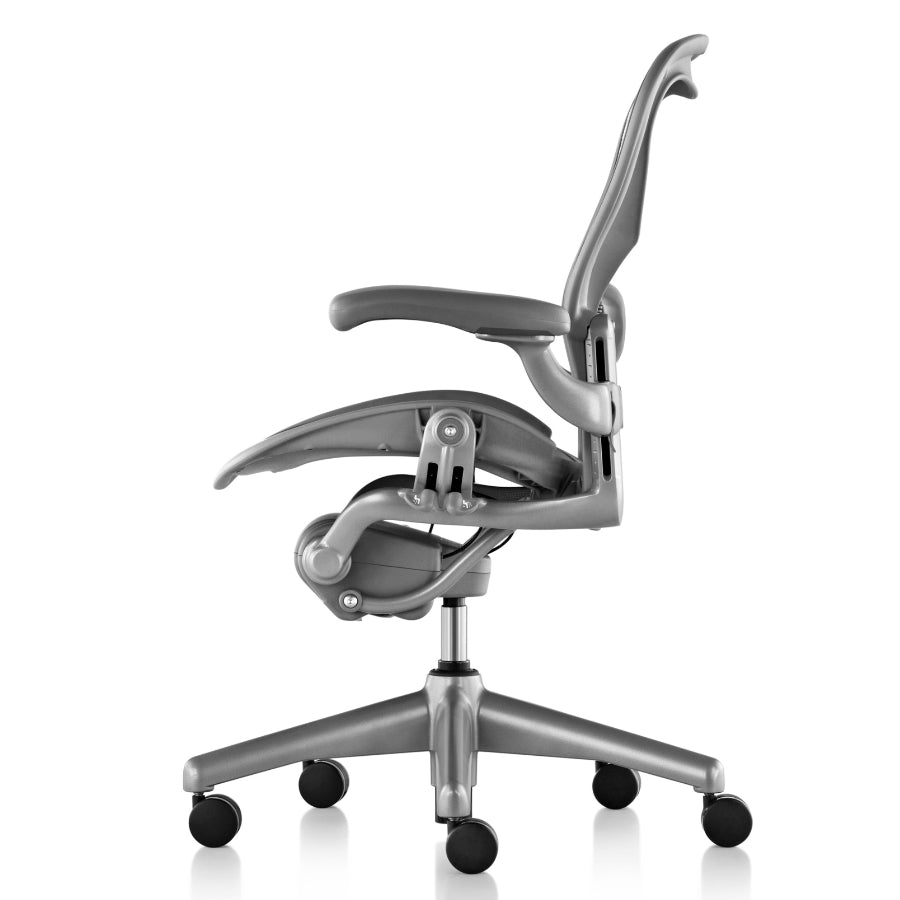 Odnowione krzesło Herman Miller Aeron Classic (tytanowe)